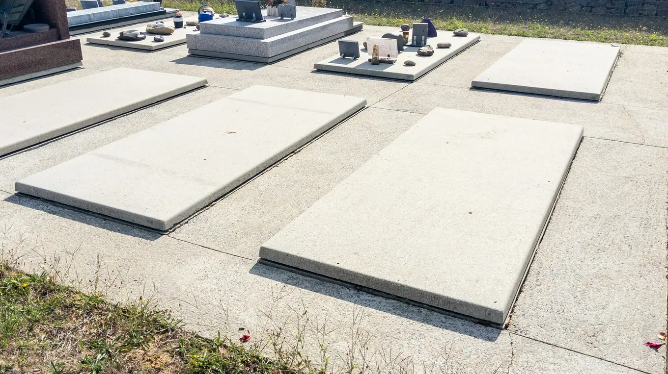 betonowe grobowce